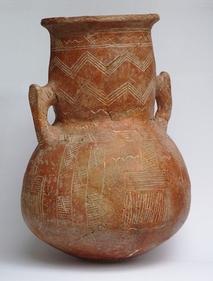 Amphora with combs